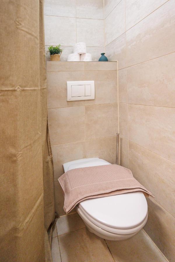 וינה Cozy Market-Square Retreat Located In The Heart Of The 10Th District מראה חיצוני תמונה