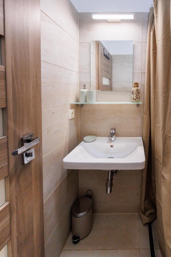 וינה Cozy Market-Square Retreat Located In The Heart Of The 10Th District מראה חיצוני תמונה